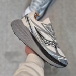 ساکونی طوسی سفید(saucony runung)